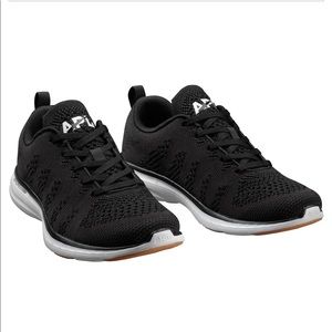 APL Techloom Pro running/cross-training athletic shoes in black, size 8.5